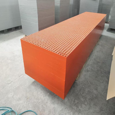 grating warna oranye ukuran bolong 40x40 tinggi 50mm, ukuran panel 1007x4040mm, permukaan cekung.