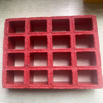 Ukuran bolong 38x38mm, kisi cetakan FRP warna merah., permukaan anti-seluncur dengan kerikil di permukaan.