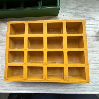 Ukuran jaring 38x38mm, FRP cetakan kisi warna kuning., permukaan datar dengan penutup di satu sisi.
