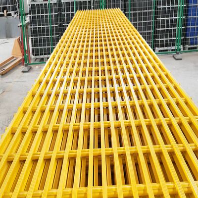 FRP grating dengan proses pultrusion dengan penutup anti-slip, dapat digunakan sebagai lorong atau trotoar di situs kimia atau situs konstruksi lainnya, mudah dipasang dan tahan korosi