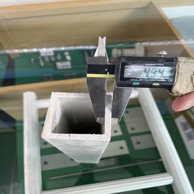 Profil tabung persegi panjang FRP serbaguna yang terbuat dari poliester epoksi dan resin fenolik yang memberikan isolasi listrik dan daya tahan