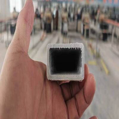 Profil Tabung Persegi Panjang FRP Tahan Panas yang terbuat dari veil poliester dan resin tak jenuh memberikan insulasi listrik dan daya tahan